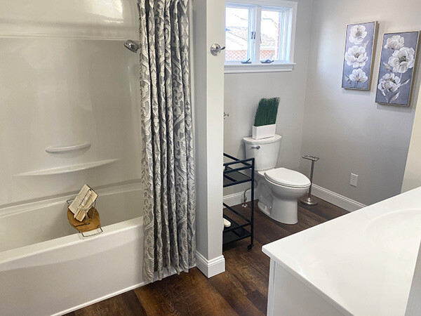 408 Holmes Place Bathroom IMG_8824